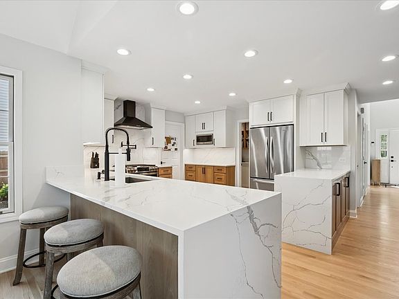 4th image of 658 Lexington Sq W