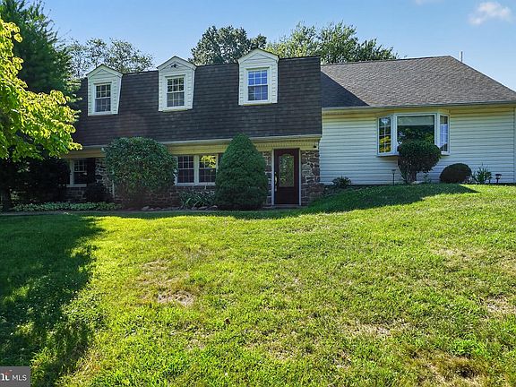 3rd image of 26 High Point Dr