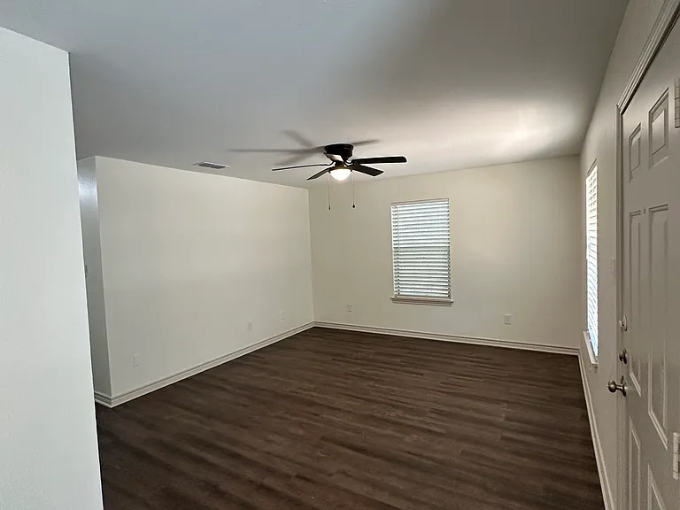 809 Sabine St — Photo 6