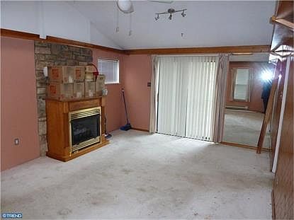 5th image of 25 E Pennsbury Way