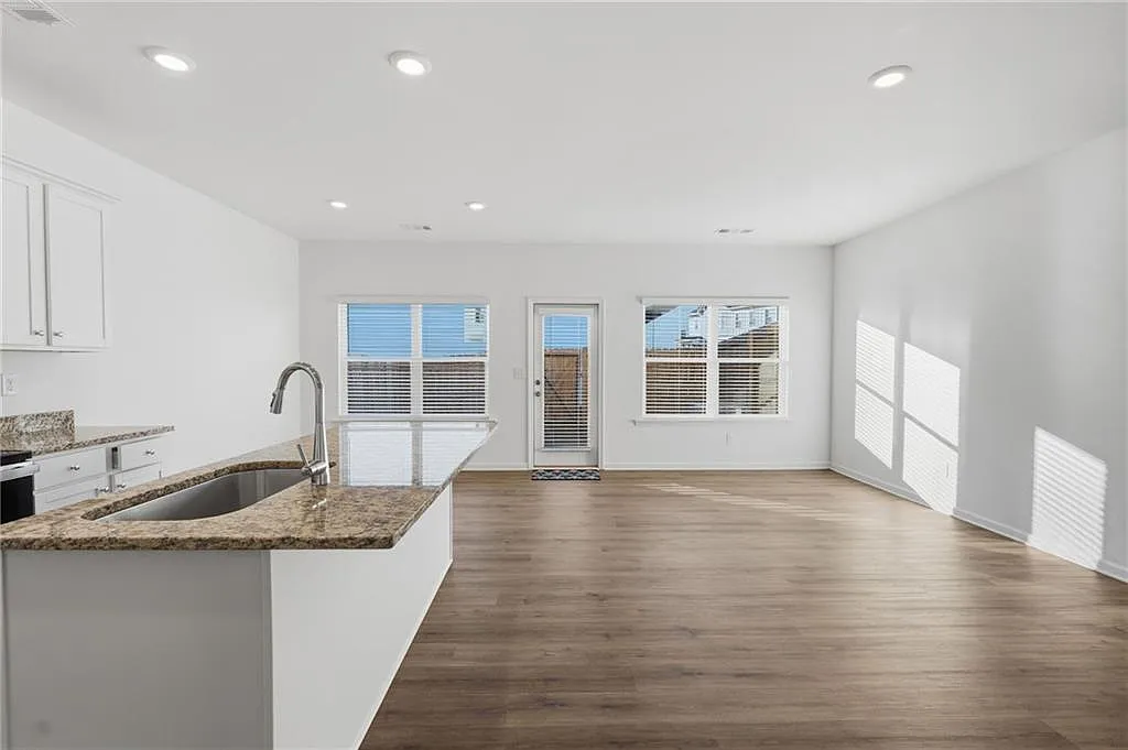 3 bed, 2.5 bath, 1808 sqft, $2,200 — Photo 3