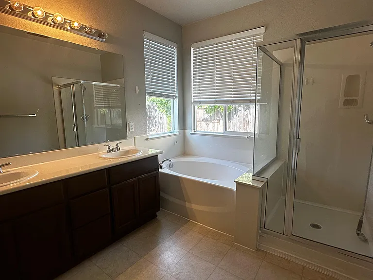 2528 Bickford Cir — Photo 4