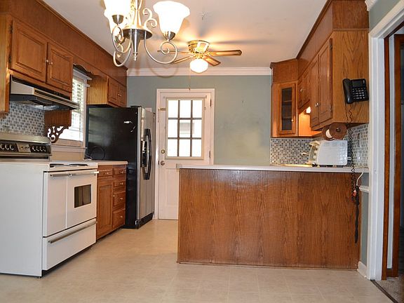 4th image of 422 Lansbury Dr