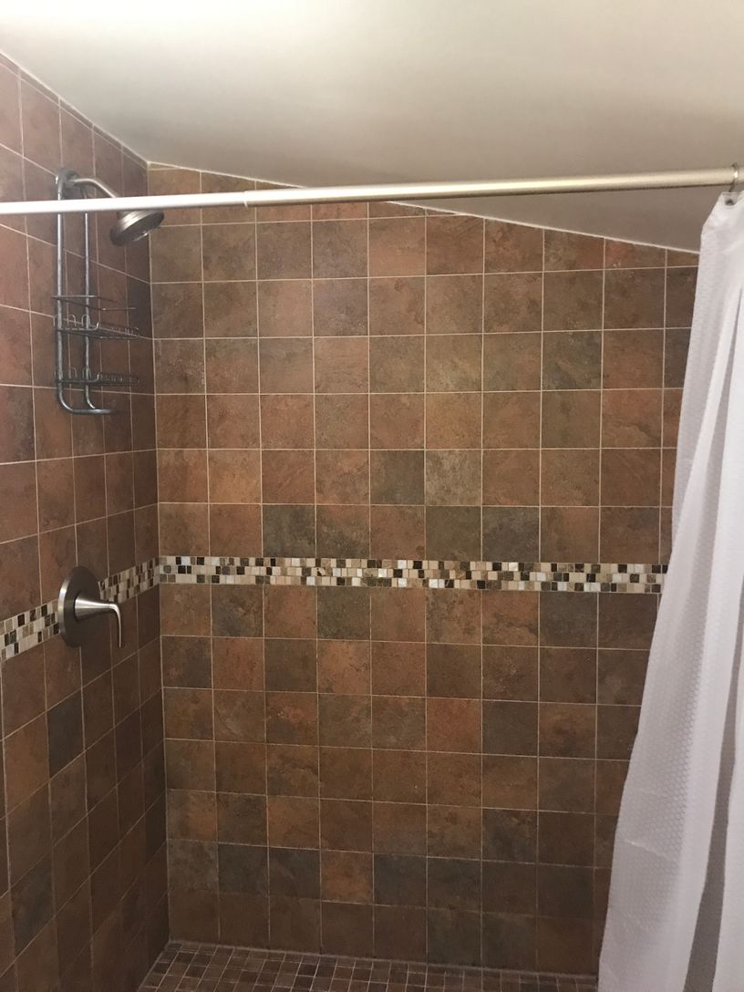  Upstairs Guest En-suite Bath 