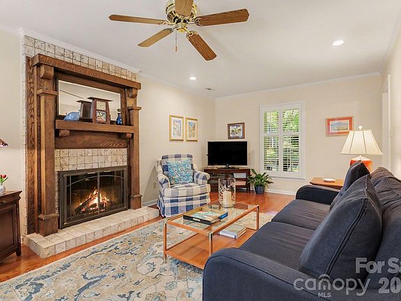 3rd image of 640 Heather Ln