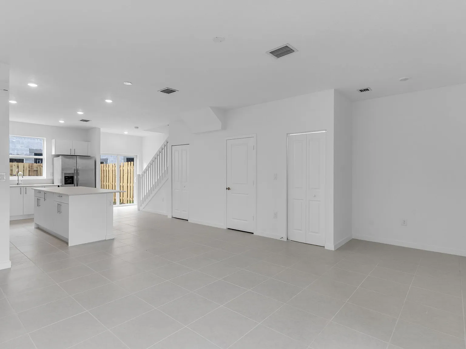 3 bed, 2.5 bath, 1376 sqft, $2,400 — Photo 4