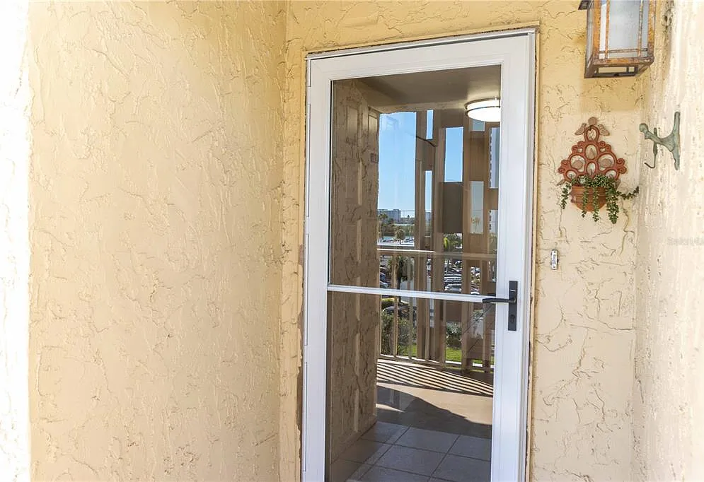 2 bed, 2.0 bath, 1090 sqft, $2,500 — Photo 2