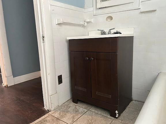 5th image of 131 W Oak St #6