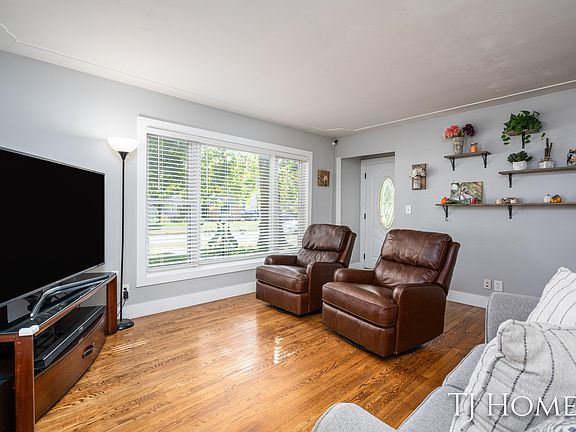 5th image of 943 Blanchard St SW