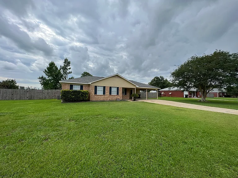 105 Northgate Dr W — Photo 1