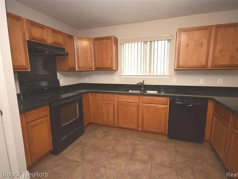1115 Birchwood Dr — Photo 7