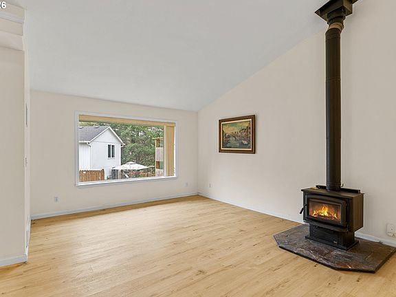 3rd image of 720 SW Pioneer Ct