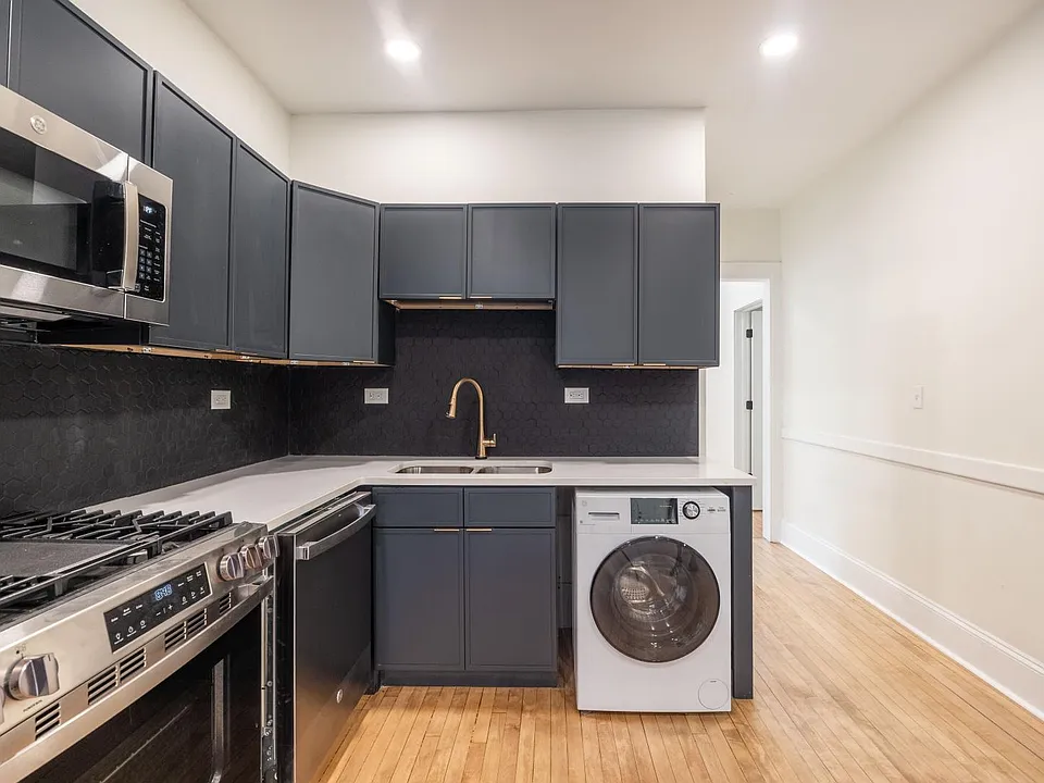 2301 N Leavitt St #1