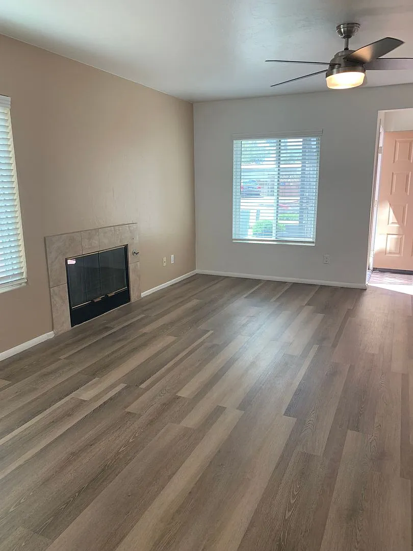 Spacious 2 Bedroom Townhome Available With Washer And Dryer In Unit! First 2 Months Half Off!! — Photo 4