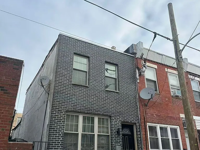 1049 Mercy St — Photo 2