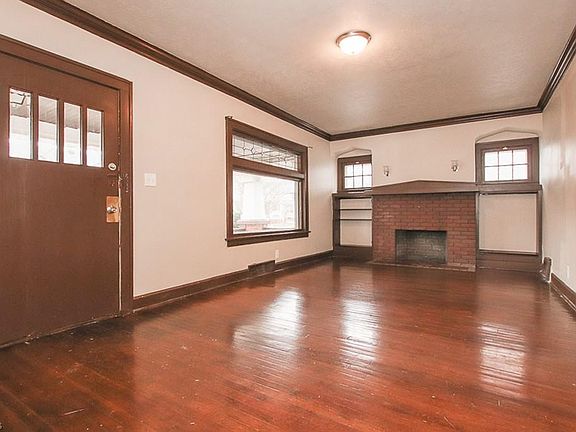 3rd image of 10310 Russell Ave