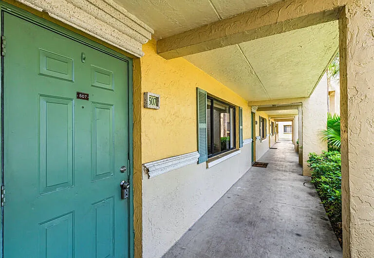 507 Meadows Cir — Photo 2