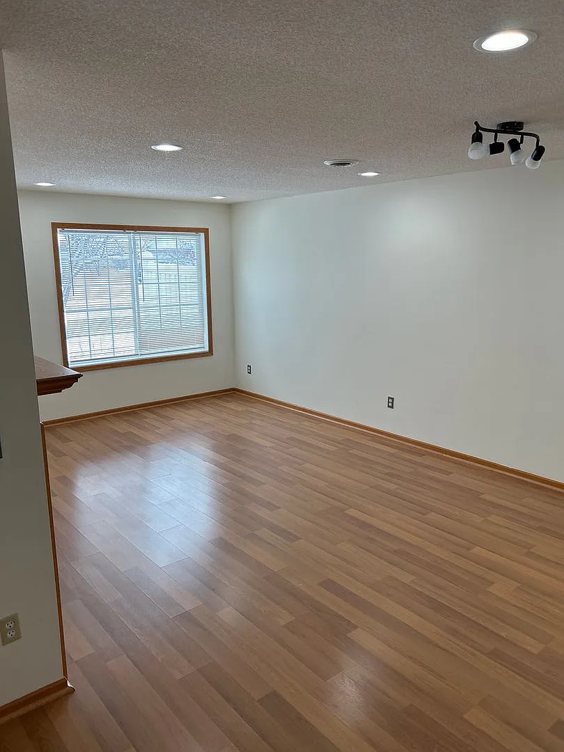 Charming 3 Bedrooms 2 Bath Town House — Photo 2
