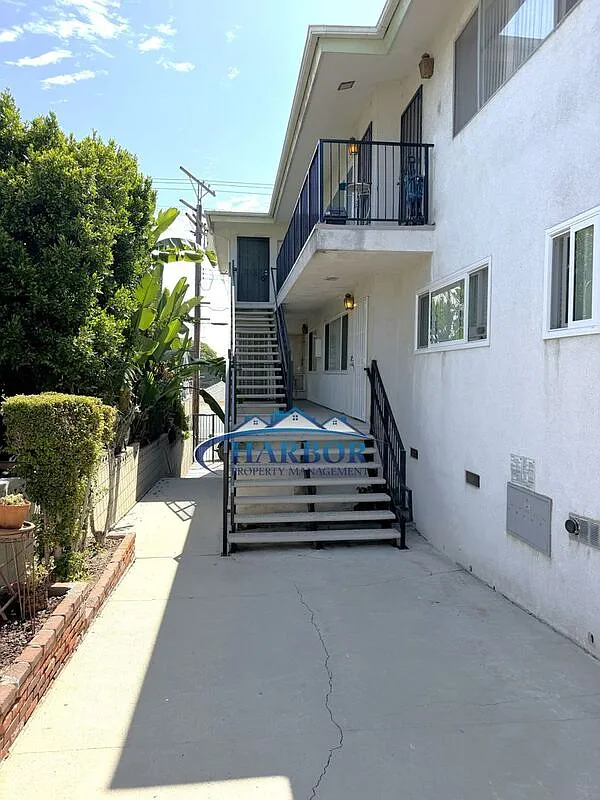 2 bed, 1.0 bath, $2,550 — Photo 2