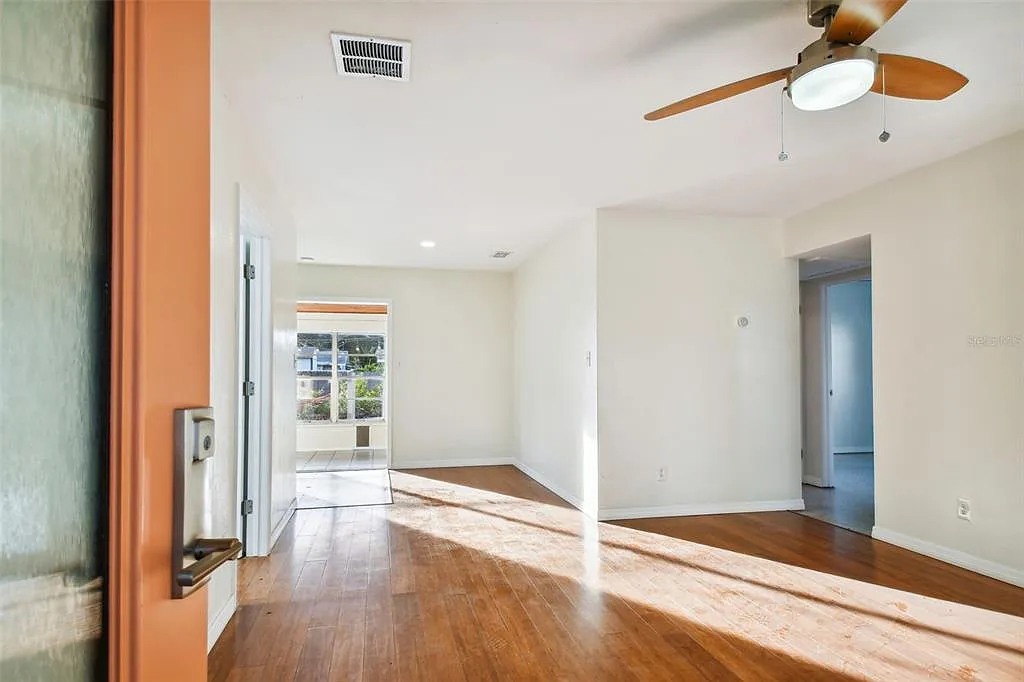 2 bed, 1.0 bath, 908 sqft, $2,350 — Photo 4