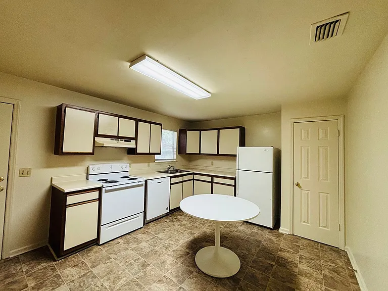 208 Pheasant Run Dr — Photo 2