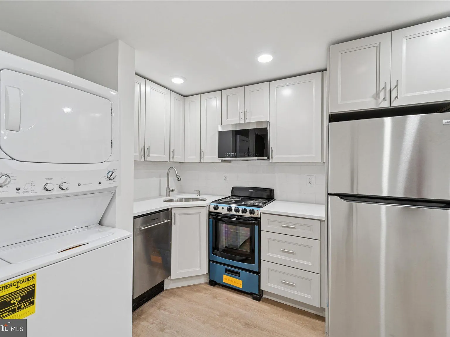 1 bed, 1.0 bath, 1872 sqft, $1,200 — Photo 2