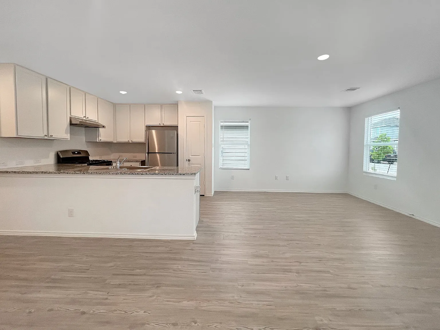 3 bed, 2.0 bath, 1026 sqft, $1,250 — Photo 3