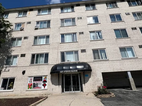 1227 S Harlem Ave APT 210, Berwyn, IL 60402
