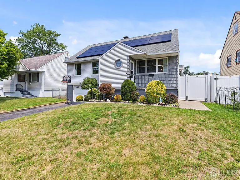 90 Maryknoll Rd — Photo 2