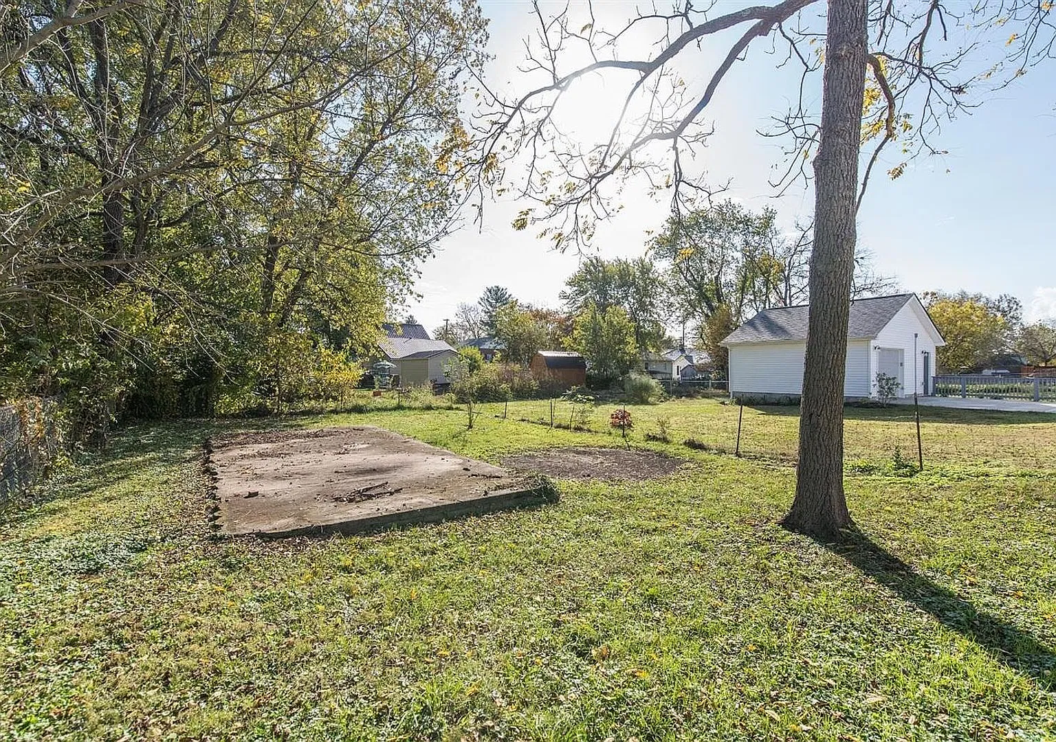 Bright & Spacious 3-Bedroom Home Pet-Friendly with Private Yard — Photo 4