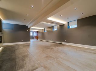 21-12 36th St #1D, Astoria, NY 11105