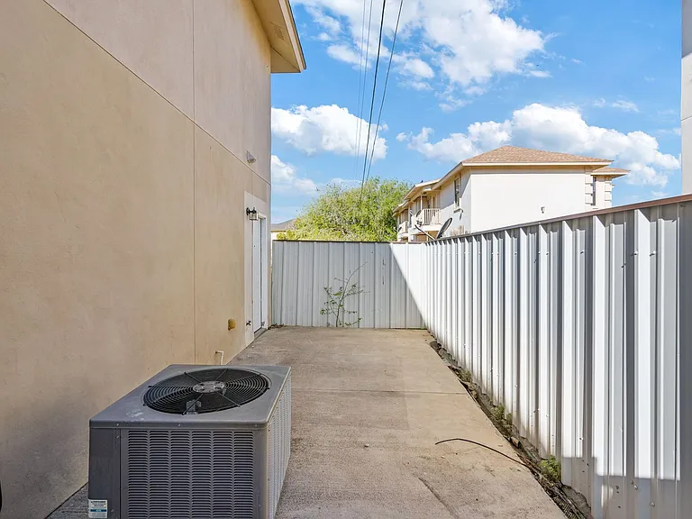 113 Ramon Cardenas Dr — Photo 23