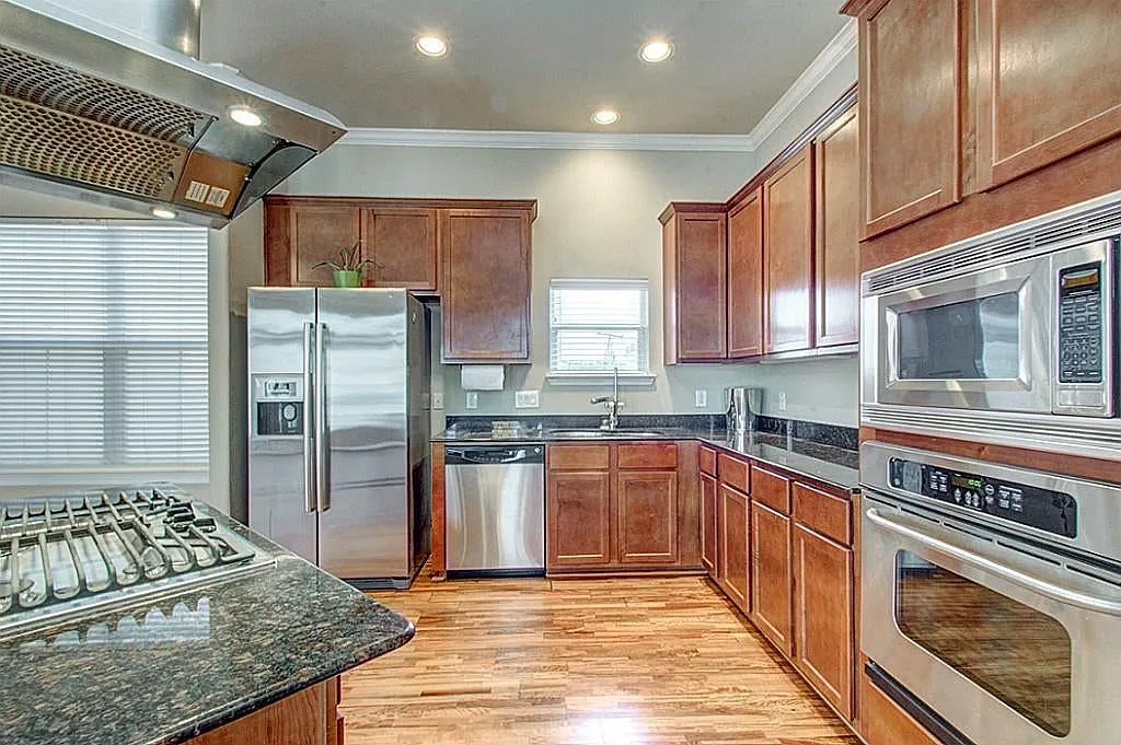 3 bed, 3.5 bath, 2152 sqft, $2,700 — Photo 3