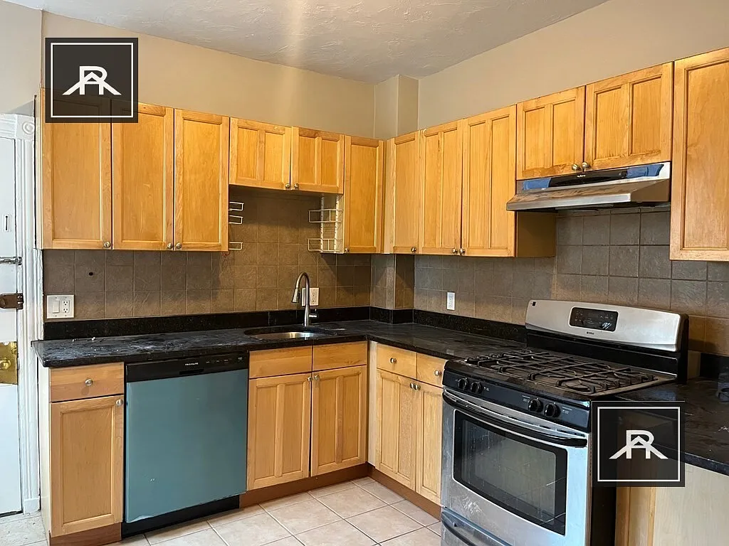 5 bed, 1.0 bath, $4,400 — Photo 1