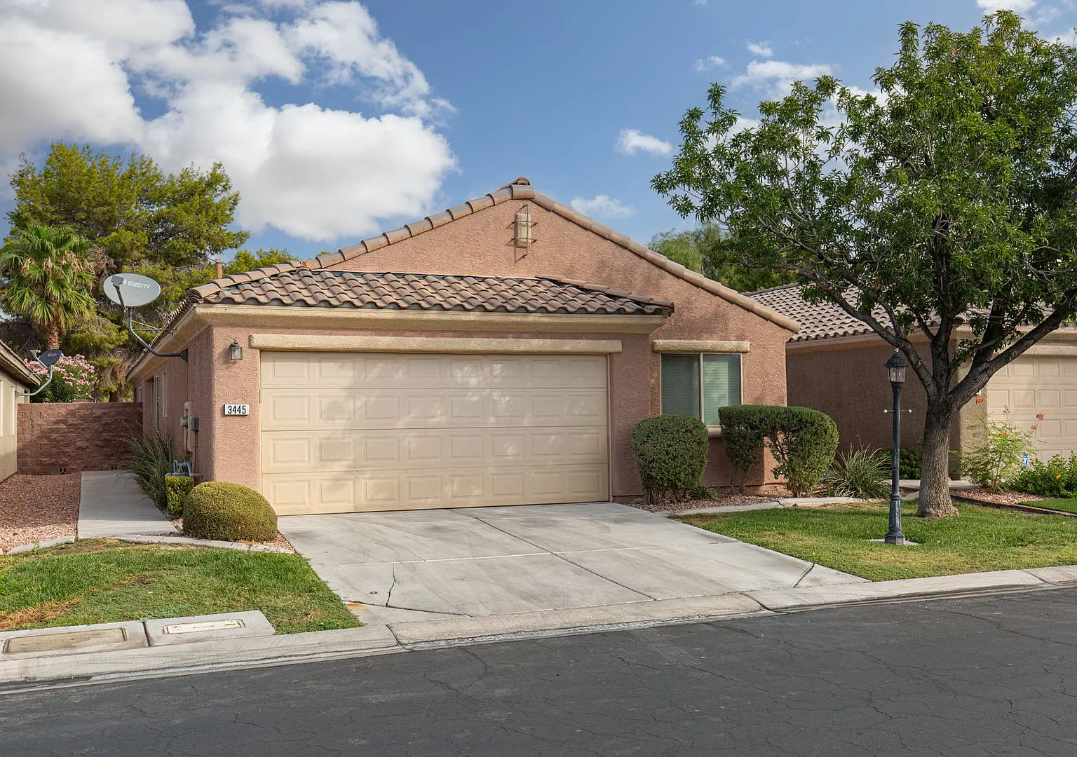 Single-Story Golf Course Home in Gated Community — Photo 2