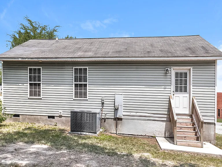330 W Holt St — Photo 16