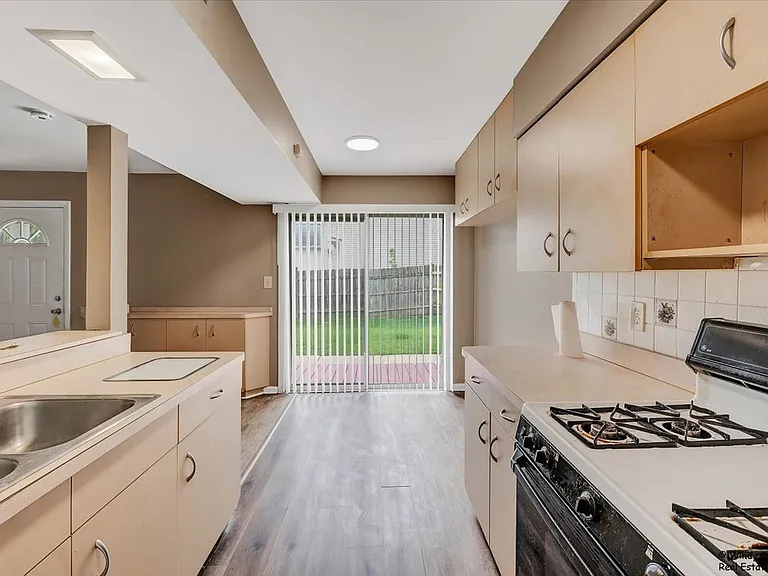 142 Ann Ct #B — Photo 4