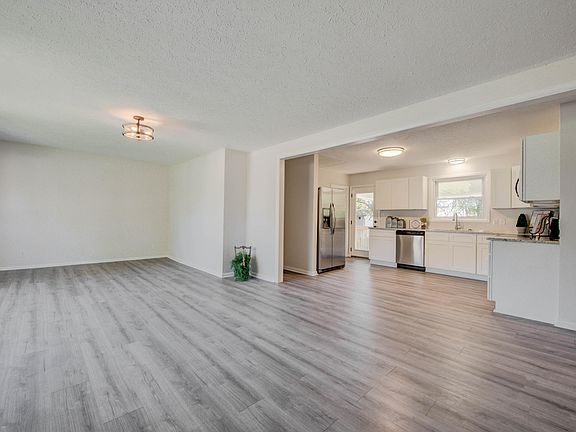 4th image of 3847 Debonair Dr