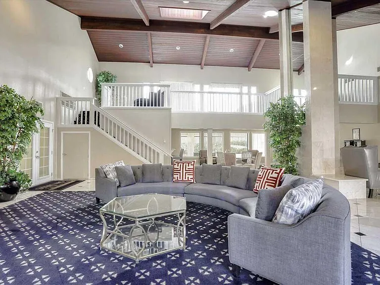 Sterling Sahara Apartments — Photo 6