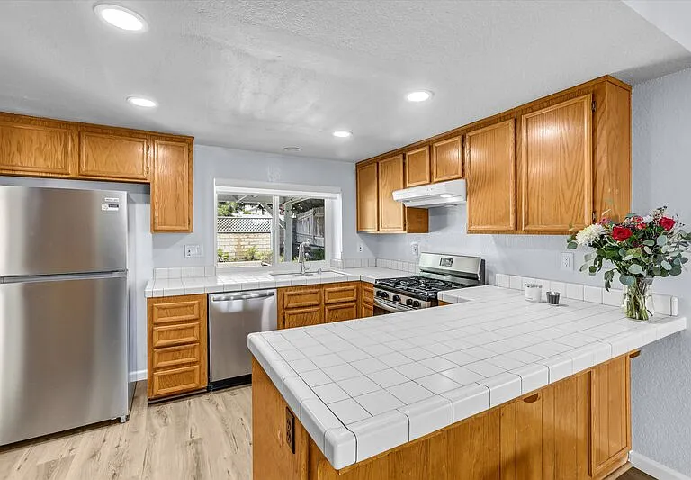 625 Forester Ln — Photo 6
