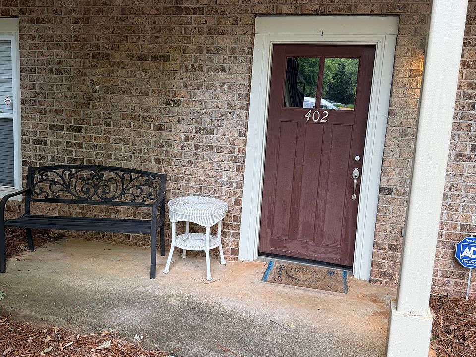 2nd image of 490 Barnett Shoals Rd APT 402