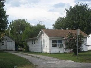 132 W Delta St, Aurora, MO 65605