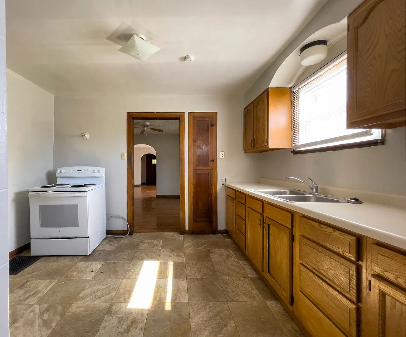 101 N Dill St - The Ultimate Student House: 5 Beds, 3 Baths, Pet Friendly — Photo 3