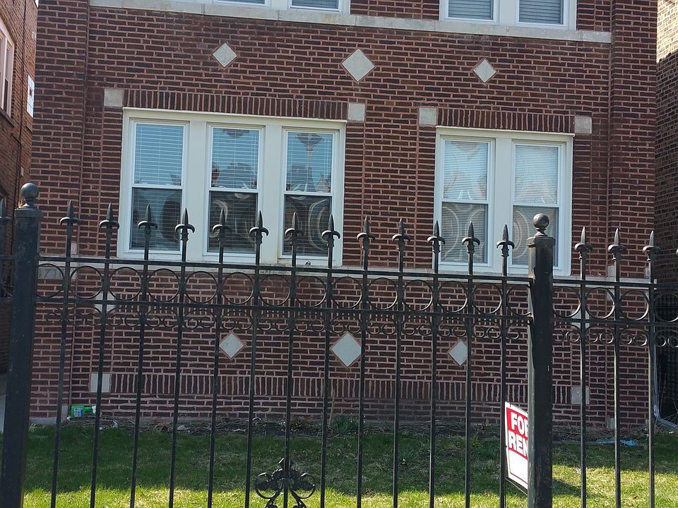 1st image of 3716 N Sawyer Ave #1