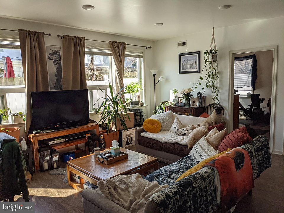 1st image of 4114-18 Lauriston St #105