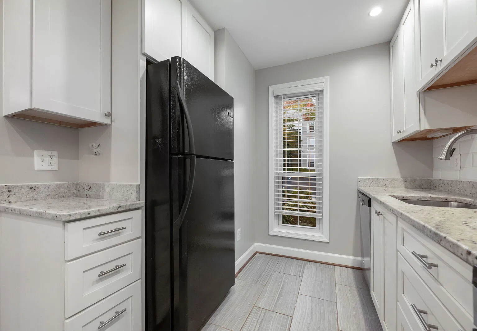 2 bed, 1.0 bath, 1242 sqft, $2,395 — Photo 3