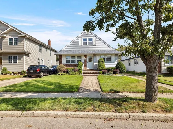 1023 Whittier Avenue, New Hyde Park, NY 11040