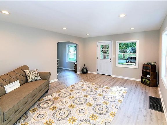 4th image of 1564 Oakwood Ave
