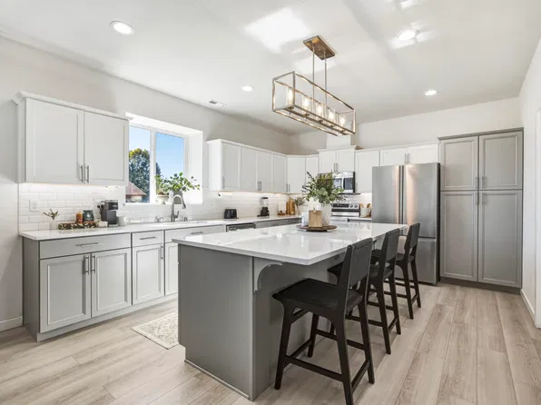 915 W Opal St, Pasco, WA 99301