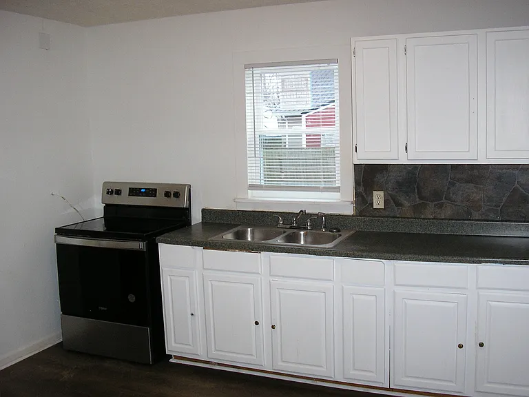 402 N Railroad St — Photo 8